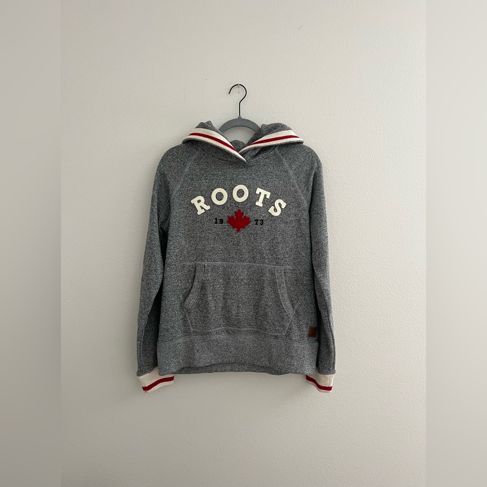 NWT Roots Sweatshirt Hoodie size medium